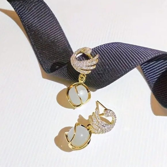 Swan Shaped Dangle Fashion Earrings - Picture 3 of 7